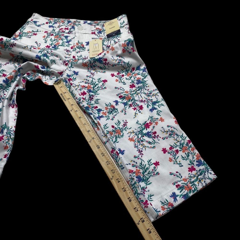 NWT St. John’s Bay Secretly Slender Mid Rise White Floral Capri Pants Sz 6 - Picture 8 of 12